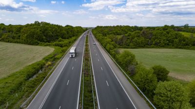 В петък и неделя ще се ограничава трафикът на тежкотоварни автомобили над 12 т по АМ „Тракия“ в участъка между София и Стара Загора / Новини от Казанлък