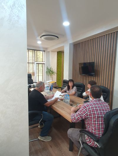 Последни приготовления за пристигането на световно признатия експерт Шри Шри Рави Шанкар в Павел баня 