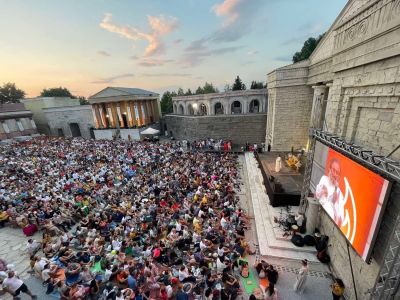 Последни приготовления за пристигането на световно признатия експерт Шри Шри Рави Шанкар в Павел баня 