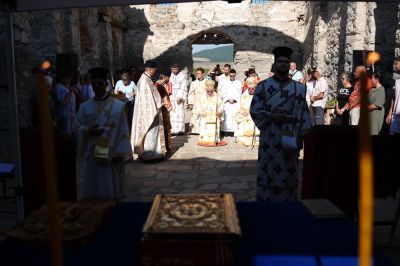 Старозагорският митрополит Киприан възглави Божествената света литургия в Потопената църква край язовир “Жребчево“