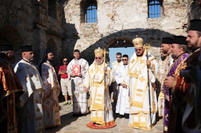 Старозагорският митрополит Киприан възглави Божествената света литургия в Потопената църква край язовир “Жребчево“