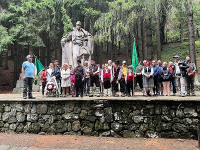 Енинското църковно настоятелство и КЛИО “Род, роден край, родина“ при НЧ “Братство-1869“ отново участваха при посрещането на участниците в националния туристически поход посветен на Хаджи Димитър / Новини от Казанлък