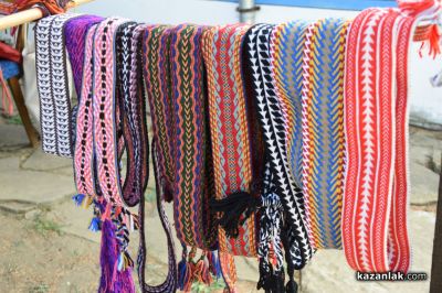 Майстор Софка Димитрова показва в Шипка тънкостите в тъкането на колани “на кори“ / Новини от Казанлък