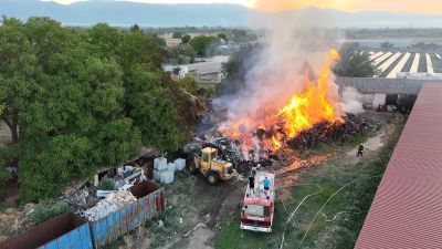 Избухна пожар в завода за дървесина край казанлъшкото село Дунавци / Новини от Казанлък