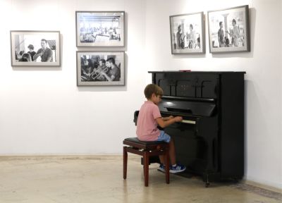 Фотоизложбата “Урокът“ представи музиката на “Академия роза“ в образи