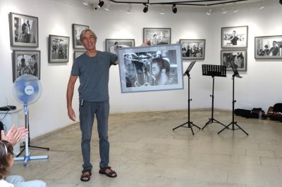 Фотоизложбата “Урокът“ представи музиката на “Академия роза“ в образи / Новини от Казанлък