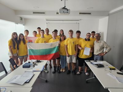 Ученици от ИКТ Център учиха роботика в Португалия / Новини от Казанлък