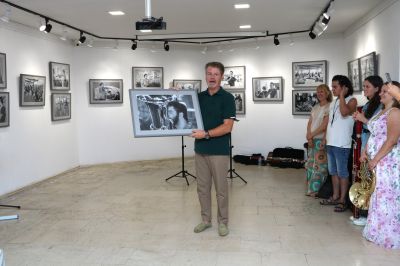 Фотоизложбата “Урокът“ представи музиката на “Академия роза“ в образи