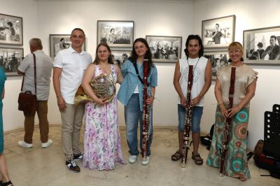 Фотоизложбата “Урокът“ представи музиката на “Академия роза“ в образи