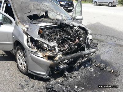 Пожар нанесе значителни щети по лек автомобил / Новини от Казанлък