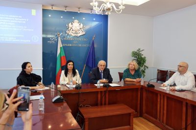 Представиха мобилното приложение „MedicinePrice“ осигуряващо на гражданите актуална информация за цените на лекарствата в лева и евро / Новини от Казанлък