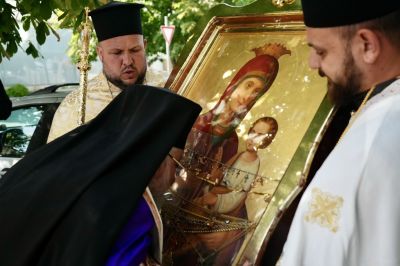 В Казанлък посрещнаха Чудотворната икона на Пресвета Богородица Скоропослушница