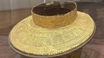 Нагръдникът от благородни метали намерен край Шипка в „Цвяткова“ могила гостува на Исторически музей „Искра“ - Казанлък  / Новини от Казанлък