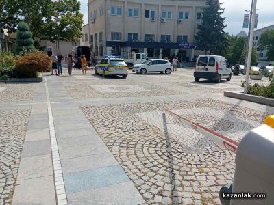 Незаконна търговия доведе до счупена бариера и разсипани дини пред общината на Казанлък