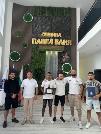 Кметът Иса Бесоолу със специален плакет за бронзовия медалист от Световния шампионат по ММА Апостол Апостолов 