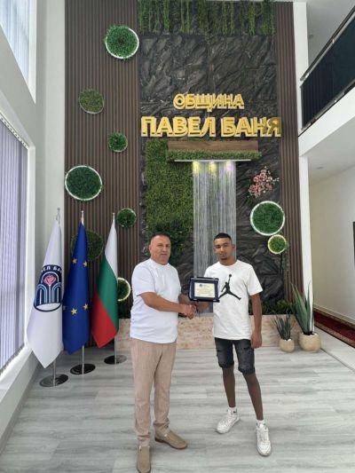 Кметът Иса Бесоолу със специален плакет за бронзовия медалист от Световния шампионат по ММА Апостол Апостолов 