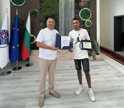 Кметът Иса Бесоолу със специален плакет за бронзовия медалист от Световния шампионат по ММА Апостол Апостолов  / Новини от Казанлък