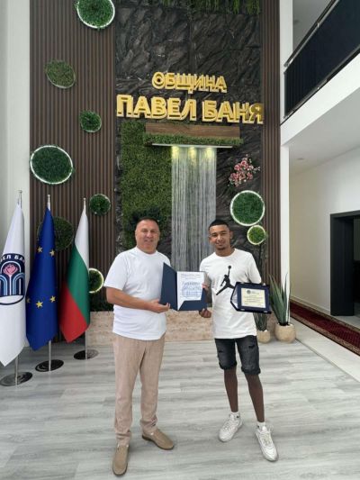 Кметът Иса Бесоолу със специален плакет за бронзовия медалист от Световния шампионат по ММА Апостол Апостолов 