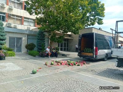 Незаконна търговия доведе до счупена бариера и разсипани дини пред общината на Казанлък