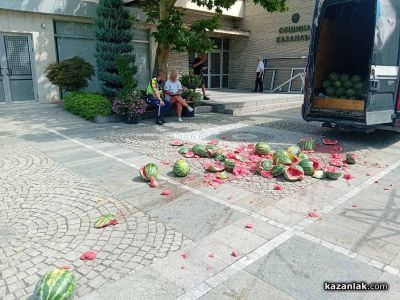 Незаконна търговия доведе до счупена бариера и разсипани дини пред общината на Казанлък