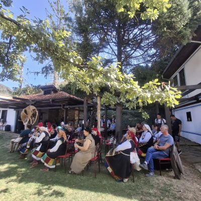 Третото издание на фестивала “Богородичен извор“ в Шипка събра почитатели на българския фолклор