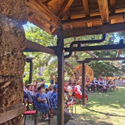 Третото издание на фестивала “Богородичен извор“ в Шипка събра почитатели на българския фолклор