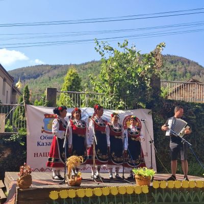 Третото издание на фестивала “Богородичен извор“ в Шипка събра почитатели на българския фолклор