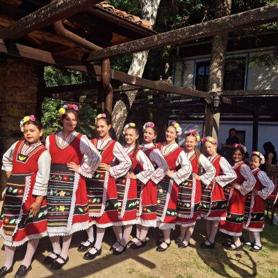 Третото издание на фестивала “Богородичен извор“ в Шипка събра почитатели на българския фолклор