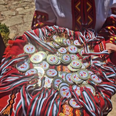 Третото издание на фестивала “Богородичен извор“ в Шипка събра почитатели на българския фолклор