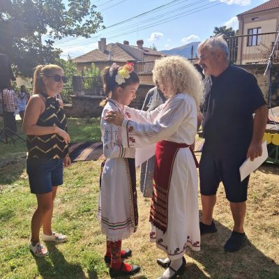 Третото издание на фестивала “Богородичен извор“ в Шипка събра почитатели на българския фолклор