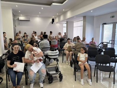 36 новородени получиха ваучери от Община Казанлък