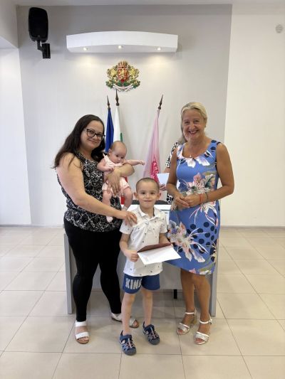 36 новородени получиха ваучери от Община Казанлък