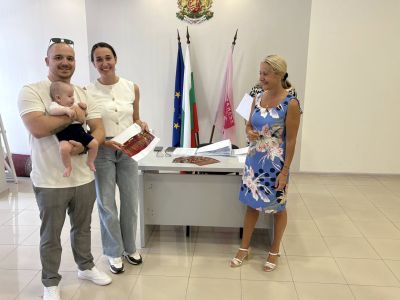 36 новородени получиха ваучери от Община Казанлък / Новини от Казанлък