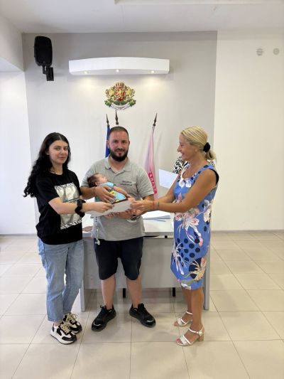 36 новородени получиха ваучери от Община Казанлък