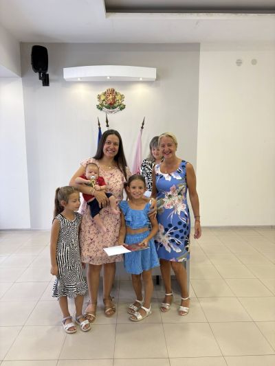 36 новородени получиха ваучери от Община Казанлък