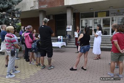 Шест месеца след смъртта на Даниел Кискинов, казанлъчани протестираха пред Районния съд / Новини от Казанлък