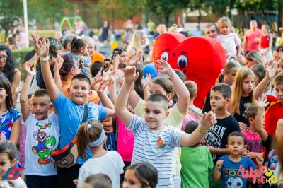 Детски смях и игри препълниха новата площадка в Казанлък