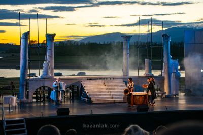 „Красива птичка с цвят зелен“ - На брега на древния Севтополис