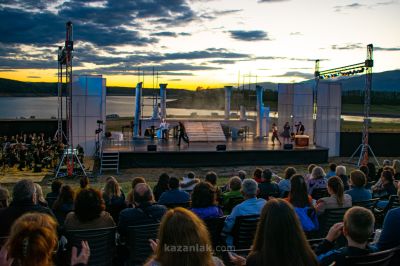 „Красива птичка с цвят зелен“ - На брега на древния Севтополис
