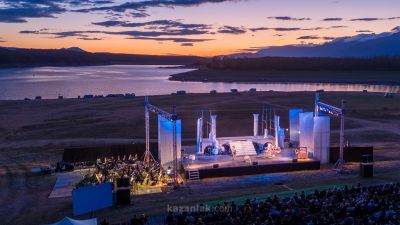 „Красива птичка с цвят зелен“ - На брега на древния Севтополис