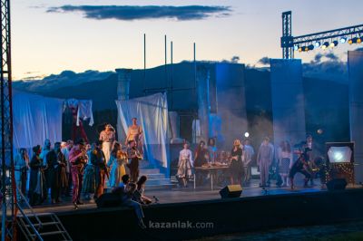 „Красива птичка с цвят зелен“ - На брега на древния Севтополис