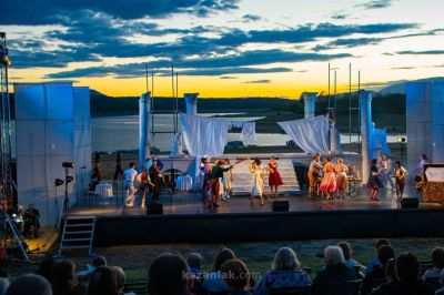 Феерия от образи, музика и танци завладя публиката на спектакъла „Красива птичка с цвят зелен“ край брега на язовир „Копринка“