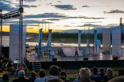 Феерия от образи, музика и танци завладя публиката на спектакъла „Красива птичка с цвят зелен“ край брега на язовир „Копринка“