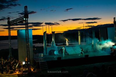 Феерия от образи, музика и танци завладя публиката на спектакъла „Красива птичка с цвят зелен“ край брега на язовир „Копринка“