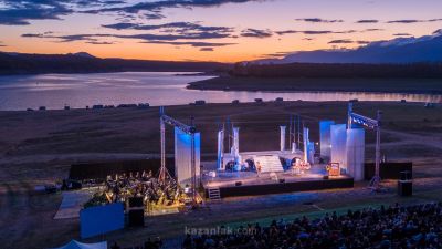 Феерия от образи, музика и танци завладя публиката на спектакъла „Красива птичка с цвят зелен“ край брега на язовир „Копринка“