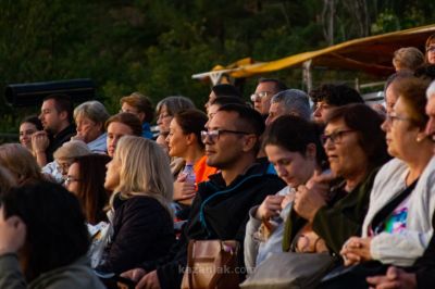 Феерия от образи, музика и танци завладя публиката на спектакъла „Красива птичка с цвят зелен“ край брега на язовир „Копринка“