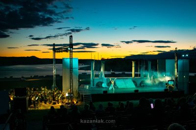 Феерия от образи, музика и танци завладя публиката на спектакъла „Красива птичка с цвят зелен“ край брега на язовир „Копринка“ / Новини от Казанлък