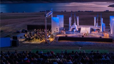 Феерия от образи, музика и танци завладя публиката на спектакъла „Красива птичка с цвят зелен“ край брега на язовир „Копринка“