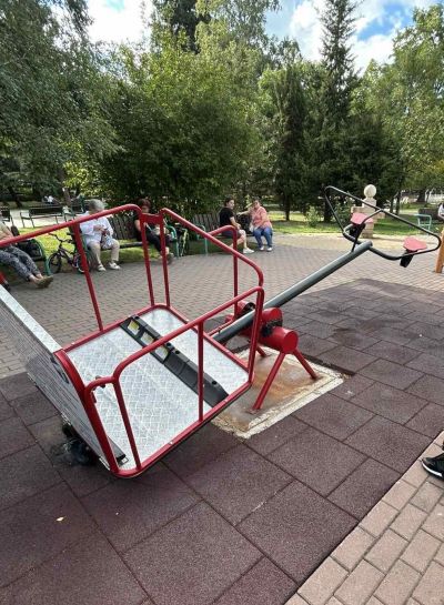 Безотговорно отношение налага премахването на люлката за деца с увреждания в парк “Розариум“