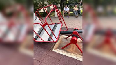 Безотговорно отношение налага премахването на люлката за деца с увреждания в парк “Розариум“ / Новини от Казанлък